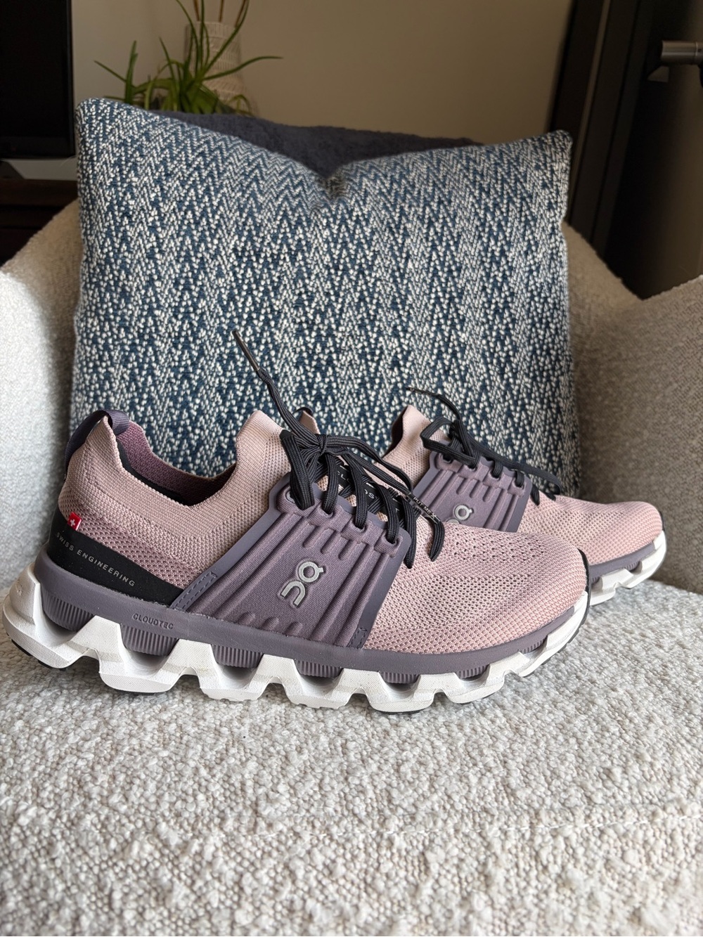 Women’s On Cloudswift 3 Running Shoes~ size 8